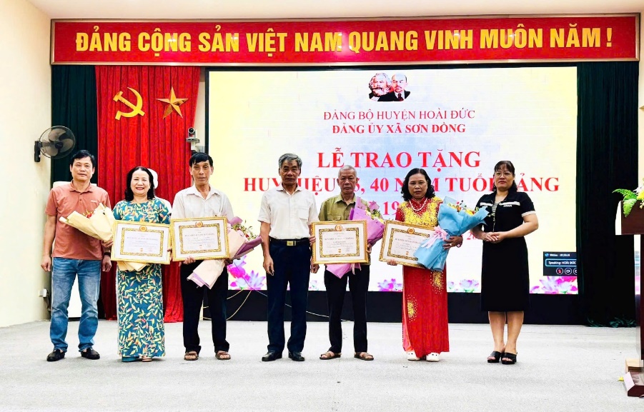 Đảng uỷ xã Sơn Đồng tổ chức lễ trao tặng huy hiệu Đảng- Ảnh 1.