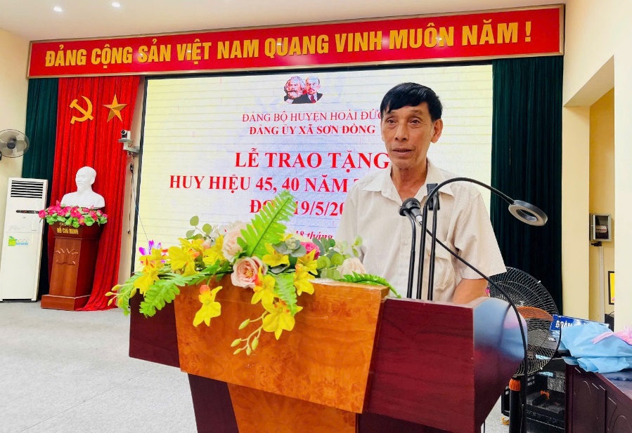 Đảng uỷ xã Sơn Đồng tổ chức lễ trao tặng huy hiệu Đảng- Ảnh 2.