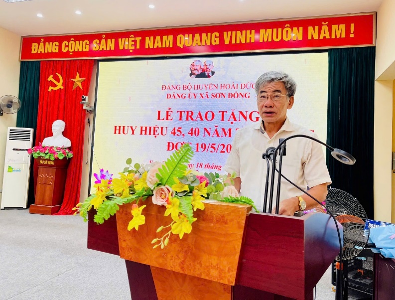 Đảng uỷ xã Sơn Đồng tổ chức lễ trao tặng huy hiệu Đảng- Ảnh 3.