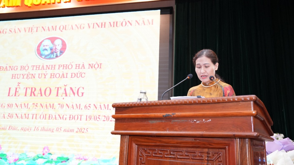 Hoài Đức: 117 đảng viên được tặng Huy hiệu Đảng đợt 19/5/2025- Ảnh 1.