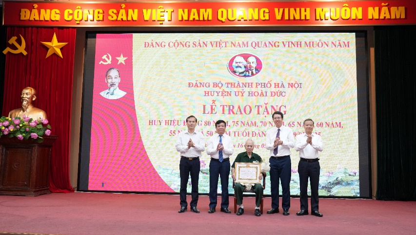 Hoài Đức: 117 đảng viên được tặng Huy hiệu Đảng đợt 19/5/2025- Ảnh 2.