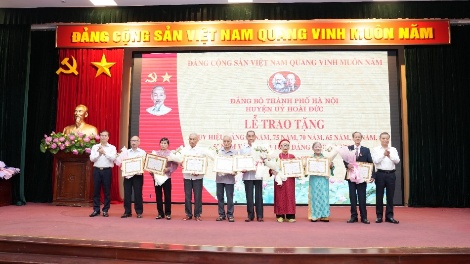 Hoài Đức: 117 đảng viên được tặng Huy hiệu Đảng đợt 19/5/2025- Ảnh 3.