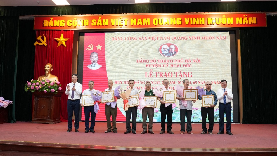 Hoài Đức: 117 đảng viên được tặng Huy hiệu Đảng đợt 19/5/2025- Ảnh 4.