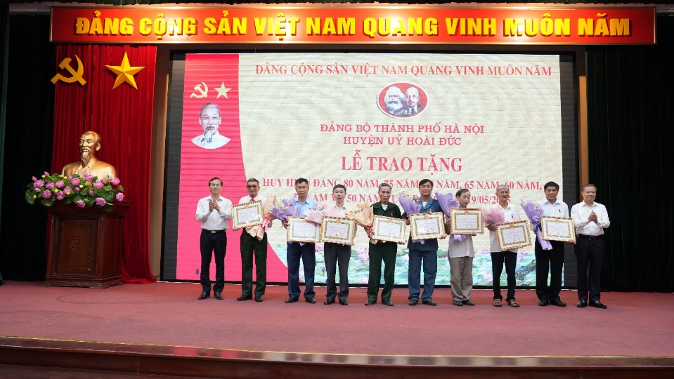 Hoài Đức: 117 đảng viên được tặng Huy hiệu Đảng đợt 19/5/2025- Ảnh 5.