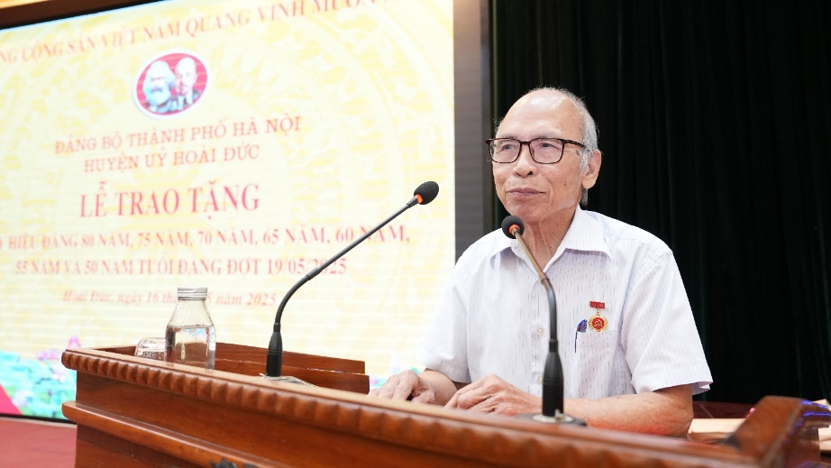Hoài Đức: 117 đảng viên được tặng Huy hiệu Đảng đợt 19/5/2025- Ảnh 6.