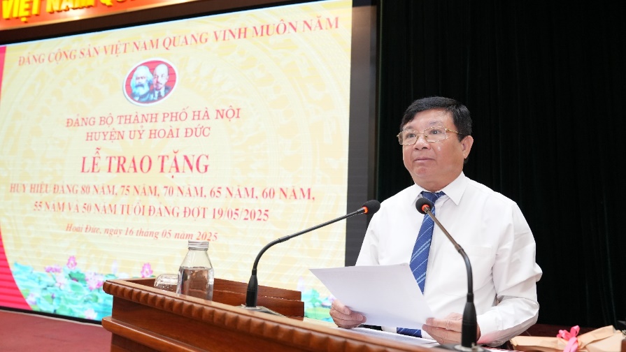 Hoài Đức: 117 đảng viên được tặng Huy hiệu Đảng đợt 19/5/2025- Ảnh 7.