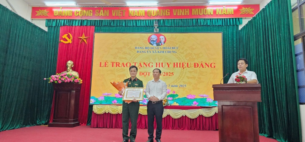 Đảng ủy xã Kim Chung tổ chức Lễ trao tặng Huy hiệu Đảng đợt 19/5/2025- Ảnh 1.