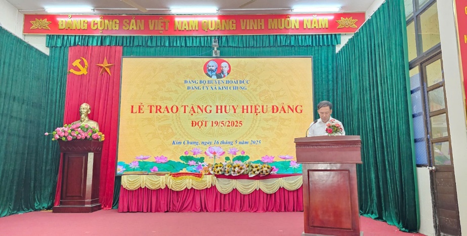 Đảng ủy xã Kim Chung tổ chức Lễ trao tặng Huy hiệu Đảng đợt 19/5/2025- Ảnh 3.