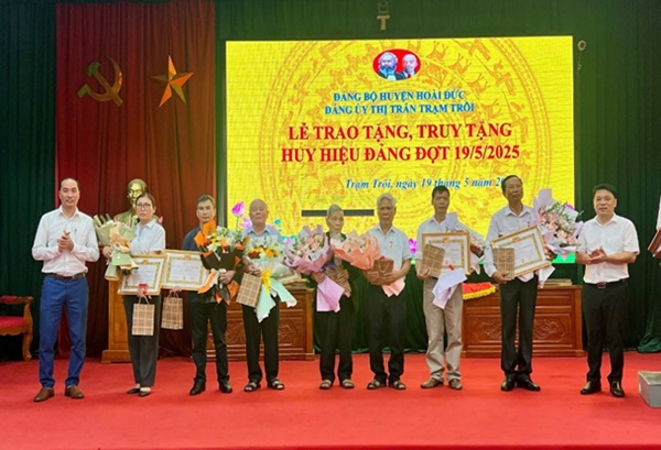 Đảng bộ thị trấn Trạm Trôi tổ chức Lễ kỷ niệm 135 năm ngày sinh Chủ tịch Hồ Chí Minh (19/5/1890 – 19/5/2025), Trao tặng Huy hiệu Đảng đợt 19/5/2025- Ảnh 3.