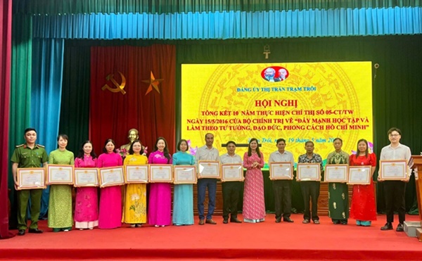 Đảng bộ thị trấn Trạm Trôi tổ chức Lễ kỷ niệm 135 năm ngày sinh Chủ tịch Hồ Chí Minh (19/5/1890 – 19/5/2025), Trao tặng Huy hiệu Đảng đợt 19/5/2025- Ảnh 6.