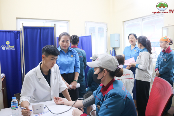 Liên đoàn lao động huyện phối hợp với Phòng khám Medlatec tổ chức khám sức khỏe cho 100 nữ công nhân, viên chức, lao động có hoàn cảnh khó khăn- Ảnh 5.