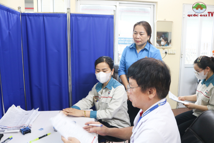 Liên đoàn lao động huyện phối hợp với Phòng khám Medlatec tổ chức khám sức khỏe cho 100 nữ công nhân, viên chức, lao động có hoàn cảnh khó khăn- Ảnh 7.