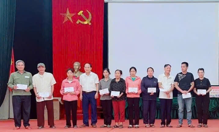 Đồng chí Chủ tịch Ủy ban MTTQ Việt Nam huyện Ứng Hòa trao tặng quà cho các hộ có hoàn cảnh khó khăn trên địa bàn xã Hoa Viên- Ảnh 3.