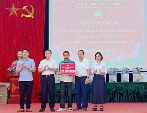 Đồng chí Chủ tịch Ủy ban MTTQ Việt Nam huyện Ứng Hòa trao tặng quà cho các hộ có hoàn cảnh khó khăn trên địa bàn xã Hoa Viên- Ảnh 2.