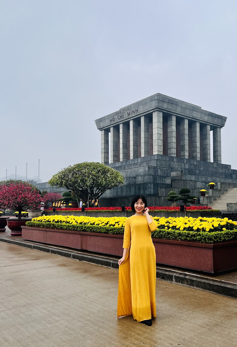 Trong hành trình gieo mầm tri thức và nuôi dưỡng tâm hồn trẻ thơ tại Trường Mầm non Giáp Bát, cô giáo Phạm Thị Thùy Lương đã trở thành biểu tượng của sự tận tụy, sáng tạo và yêu thương. Không chỉ giỏi chuyên môn, cô còn là người "thắp- Ảnh 1.