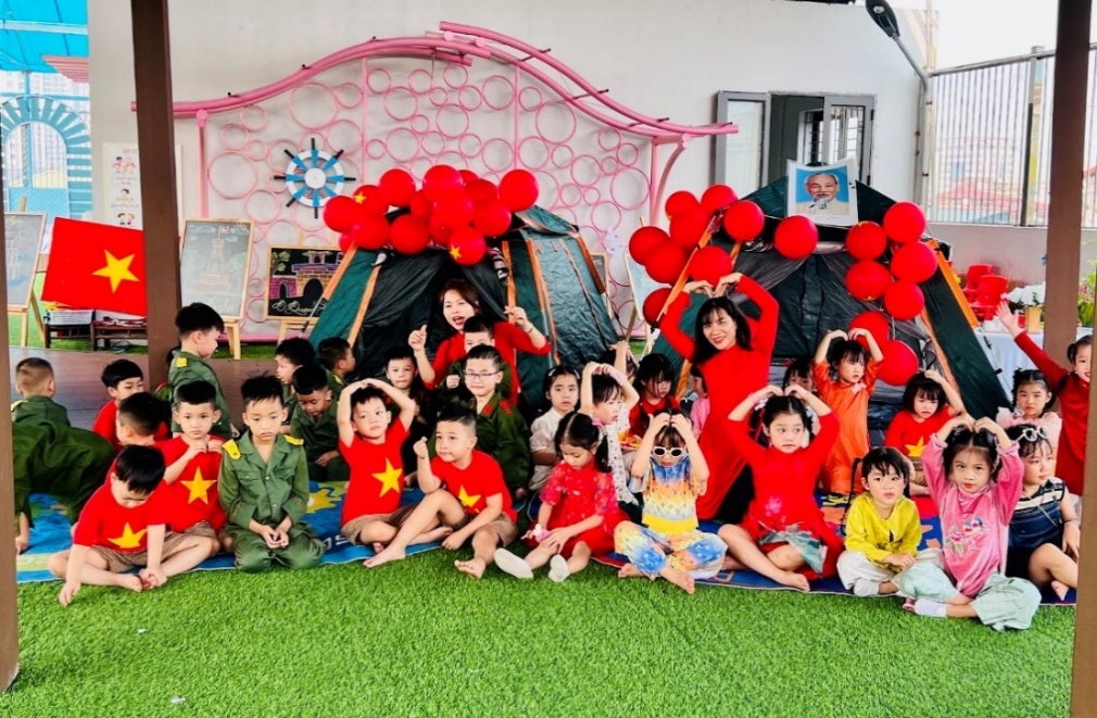 Trong hành trình gieo mầm tri thức và nuôi dưỡng tâm hồn trẻ thơ tại Trường Mầm non Giáp Bát, cô giáo Phạm Thị Thùy Lương đã trở thành biểu tượng của sự tận tụy, sáng tạo và yêu thương. Không chỉ giỏi chuyên môn, cô còn là người "thắp- Ảnh 3.