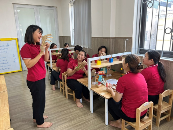 Trong hành trình gieo mầm tri thức và nuôi dưỡng tâm hồn trẻ thơ tại Trường Mầm non Giáp Bát, cô giáo Phạm Thị Thùy Lương đã trở thành biểu tượng của sự tận tụy, sáng tạo và yêu thương. Không chỉ giỏi chuyên môn, cô còn là người "thắp- Ảnh 4.