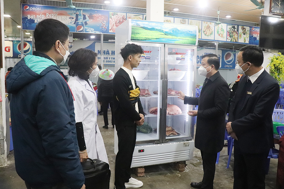 Chi cục trưởng Chi cục An toàn vệ sinh thực phẩm Hà Nội Đặng Thanh Phong kiểm tra nhà hàng cơm phở Quyết Thắng tại khu vực lễ hội chùa Hương.