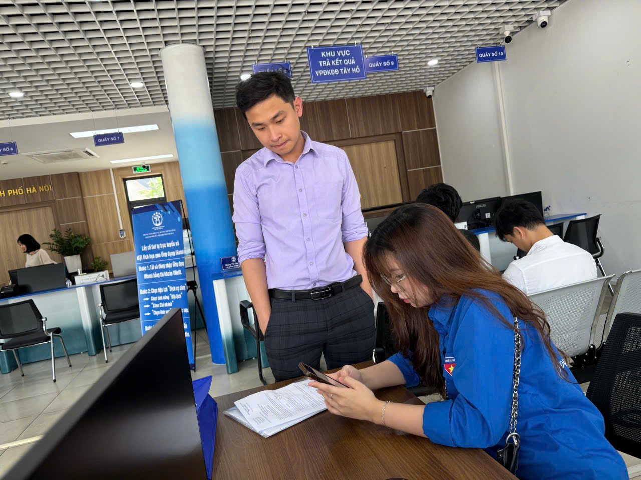 Hơn 70 đoàn viên hỗ trợ người dân cài đặt ứng dụng iHanoi và lấy số trực tuyến tại các chi nhánh thuộc Trung tâm Phục vụ hành chính công Hà Nội- Ảnh 1.