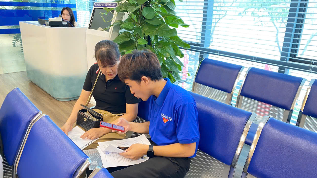 Hơn 70 đoàn viên hỗ trợ người dân cài đặt ứng dụng iHanoi và lấy số trực tuyến tại các chi nhánh thuộc Trung tâm Phục vụ hành chính công Hà Nội- Ảnh 2.