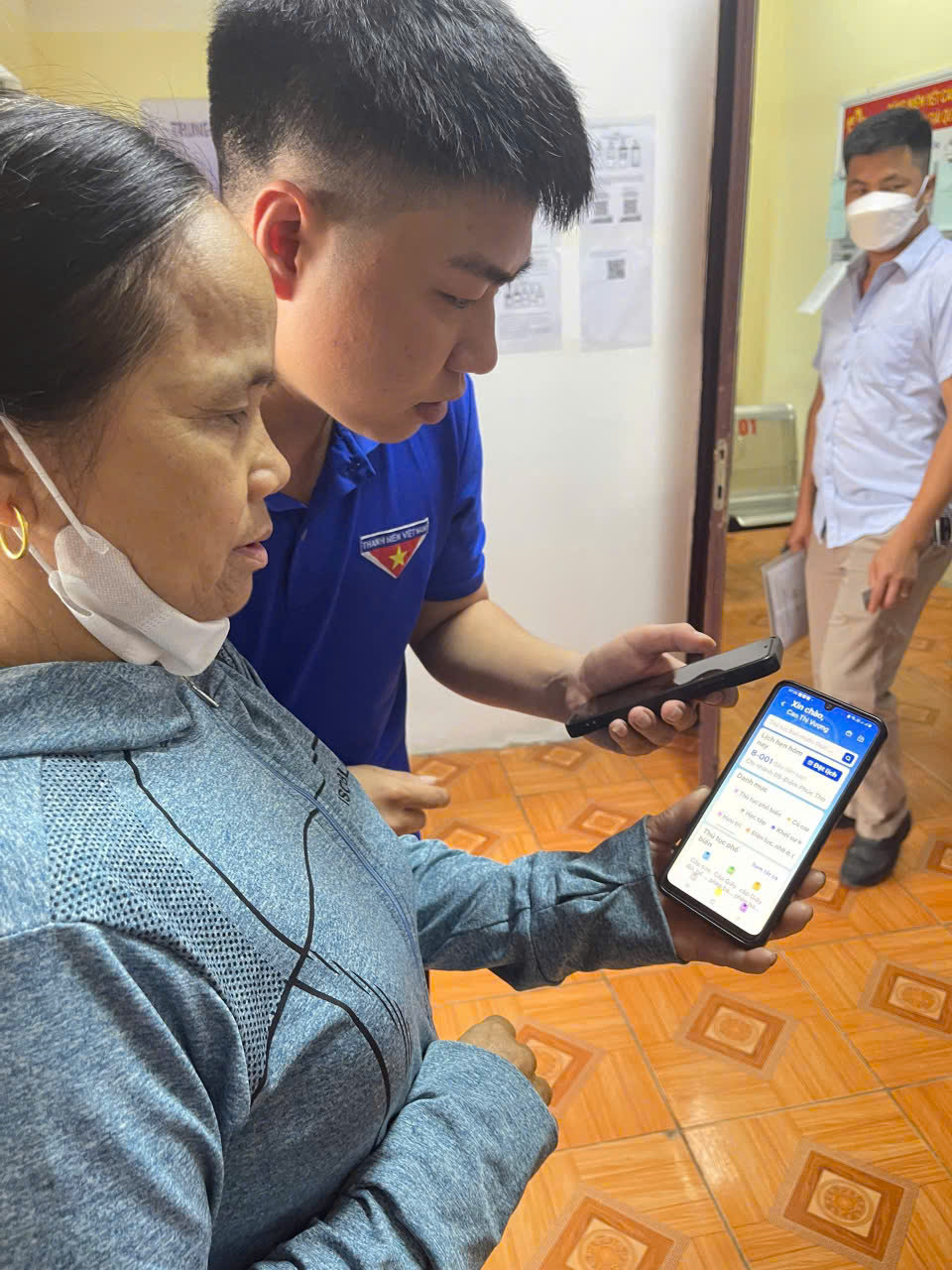 Hơn 70 đoàn viên hỗ trợ người dân cài đặt ứng dụng iHanoi và lấy số trực tuyến tại các chi nhánh thuộc Trung tâm Phục vụ hành chính công Hà Nội- Ảnh 3.