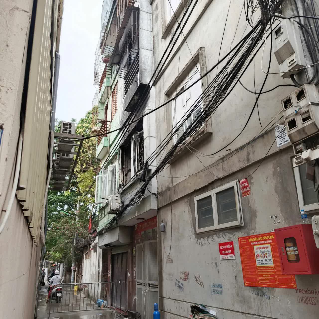 Chủ tịch UBND quận Hoàng Mai đến bệnh viện thăm hỏi nạn nhân vụ cháy tại phường Định Công - Ảnh 1.