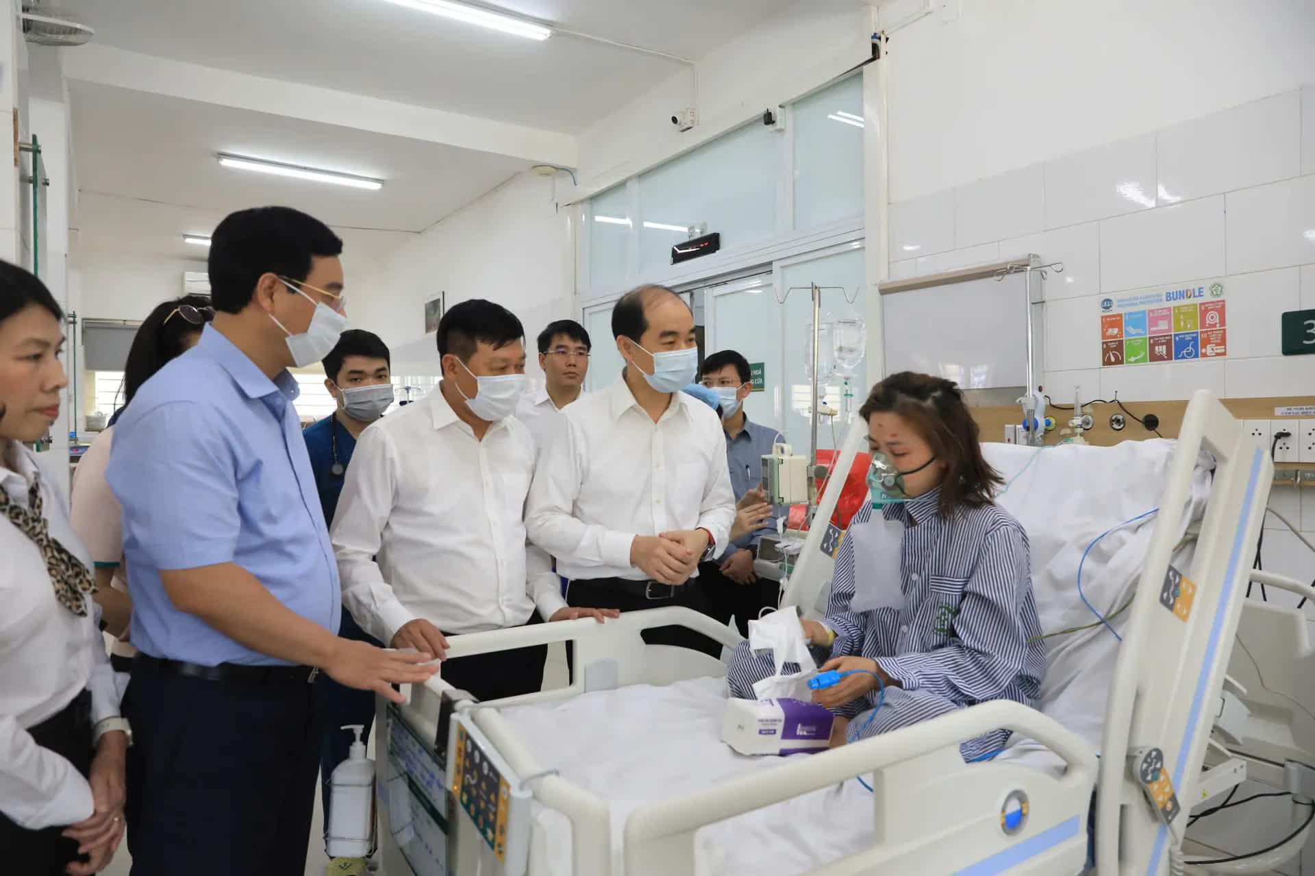 Chủ tịch UBND quận Hoàng Mai đến bệnh viện thăm hỏi nạn nhân vụ cháy tại phường Định Công - Ảnh 2.