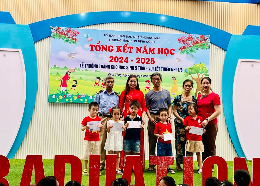 Lễ tổng kết năm học 2024 - 2025 và trao quà cho học sinh có hoàn cảnh khó khăn- Ảnh 2.