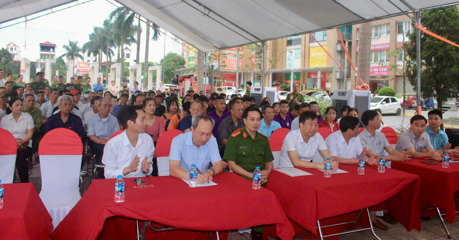 Xã Tân Lập diễn tập phương án chữa cháy và cứu nạn cứu hộ tại khu dân cư nguy hiểm cháy nổ cao.- Ảnh 1.