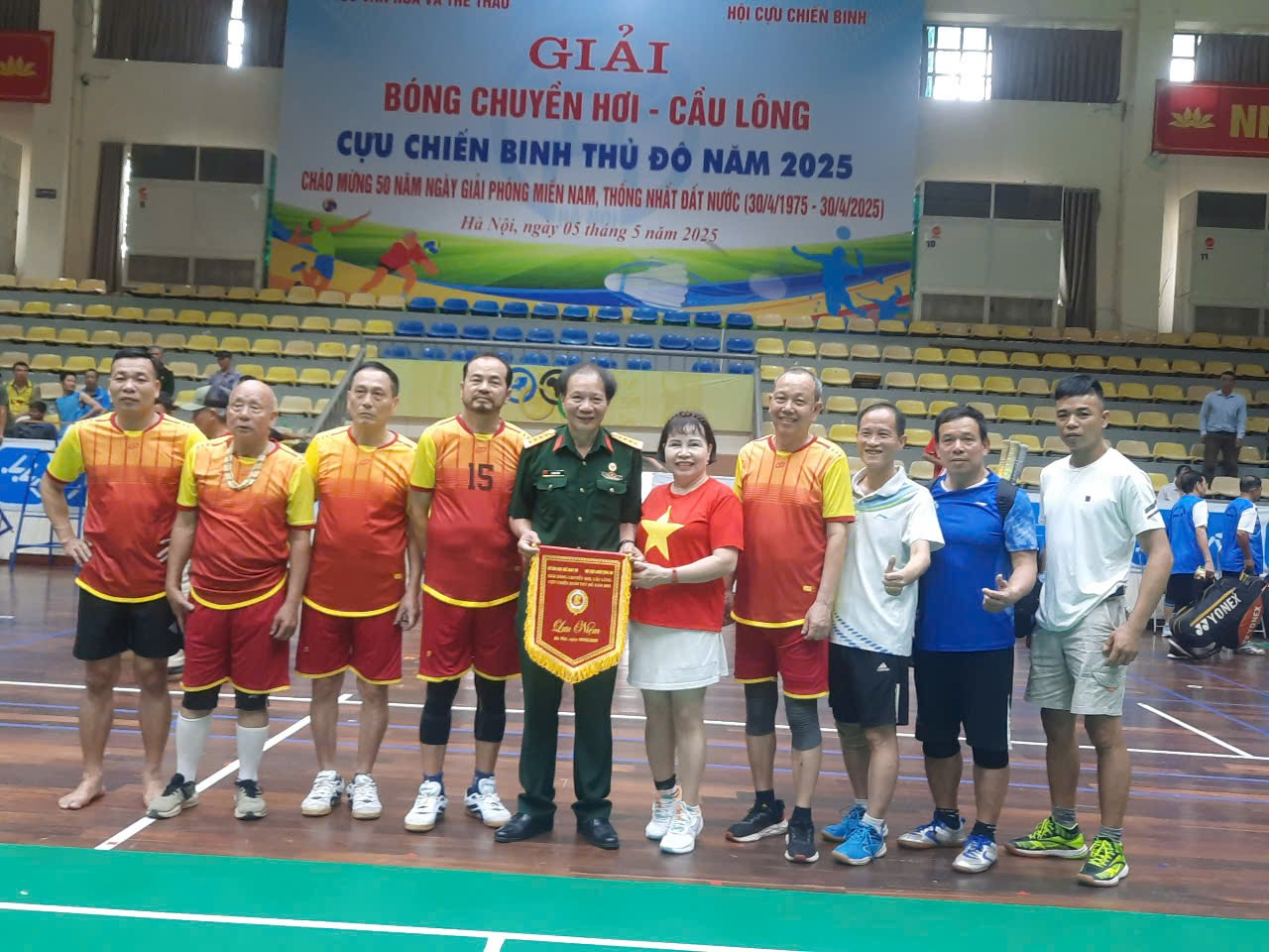 Hội cựu  chiến binh quận Hoàng Mai hoàn thành xuất sắc nội dung thi đấu tại  giải bóng chuyền hơi, cầu lông hội CCB thành phố Hà Nội, chào mừng 50 năm giải phóng Miền Nam thống nhất đất nước năm 2025- Ảnh 2.