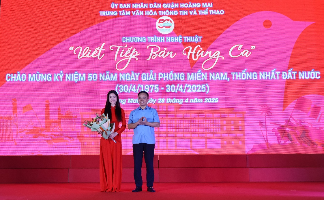 Chương trình nghệ thuật “Viết tiếp bản hùng ca”: Hào khí non sông tái hiện đầy xúc động và tự hào- Ảnh 1.