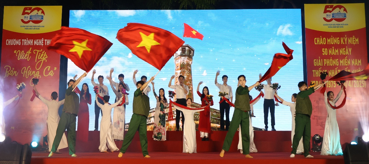 Chương trình nghệ thuật “Viết tiếp bản hùng ca”: Hào khí non sông tái hiện đầy xúc động và tự hào- Ảnh 2.