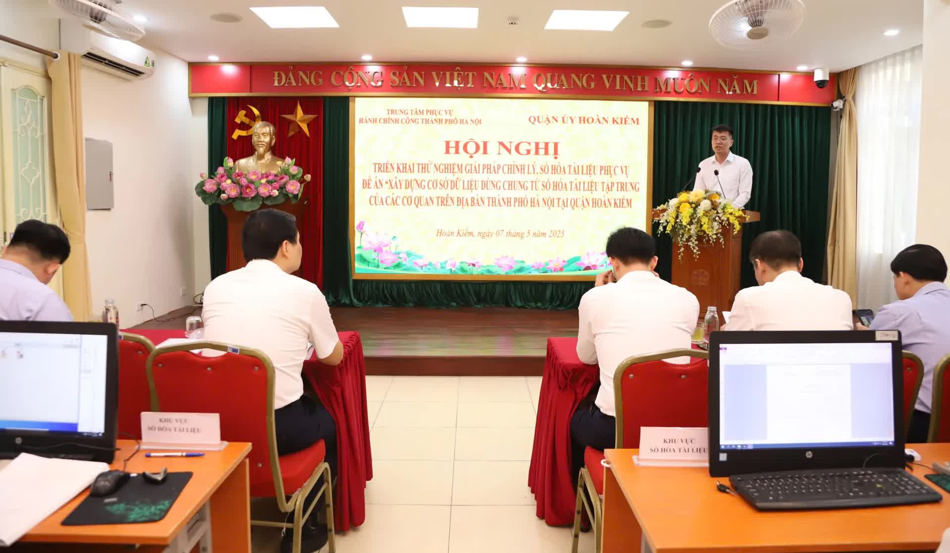 Triển khai thử nghiệm giải pháp chỉnh lý, số hóa tài liệu tại quận Hoàn Kiếm- Ảnh 1.