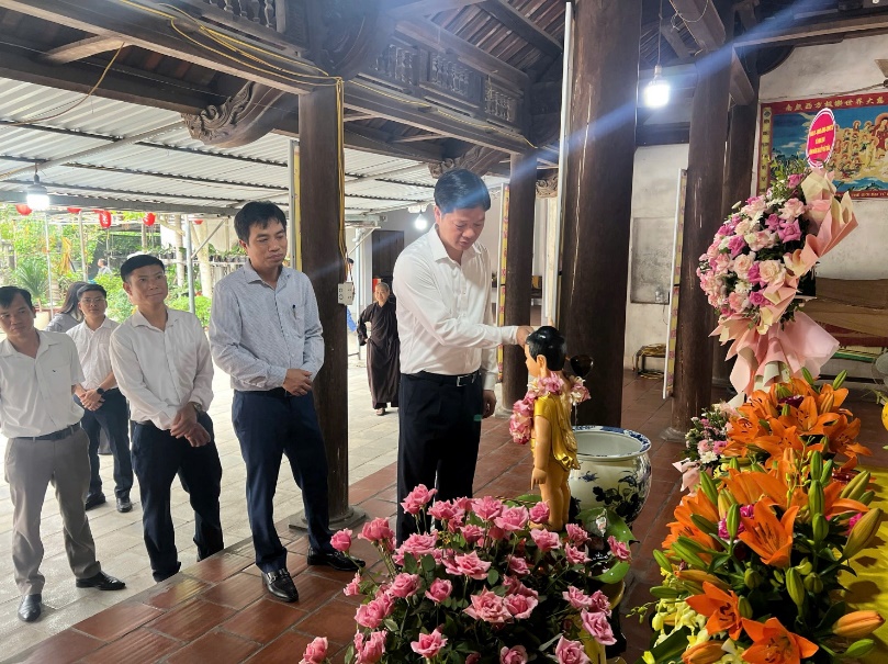 Đồng chí Phùng Bá Nhân - Ủy viên Ban Thường vụ, Trưởng Ban Tuyên giáo và Dân vận Huyện uỷ thăm tặng quà chùa Địa Linh – thôn Minh Hoà 4, xã Minh Khai nhân dịp Lễ phật đản- Ảnh 1.