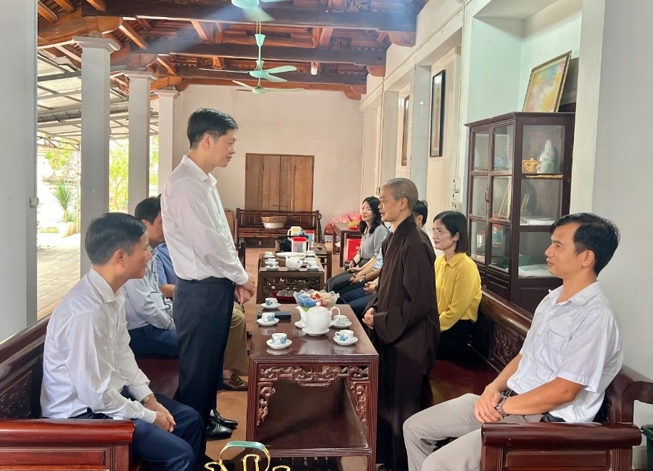Đồng chí Phùng Bá Nhân - Ủy viên Ban Thường vụ, Trưởng Ban Tuyên giáo và Dân vận Huyện uỷ thăm tặng quà chùa Địa Linh – thôn Minh Hoà 4, xã Minh Khai nhân dịp Lễ phật đản- Ảnh 3.