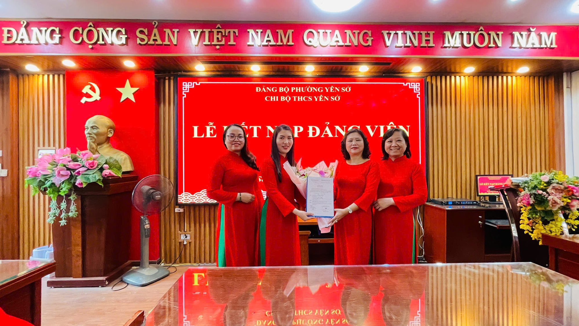 Chi bộ trường THCS Yên Sở tổ chức lễ kết nạp Đảng viên mới- Ảnh 2.