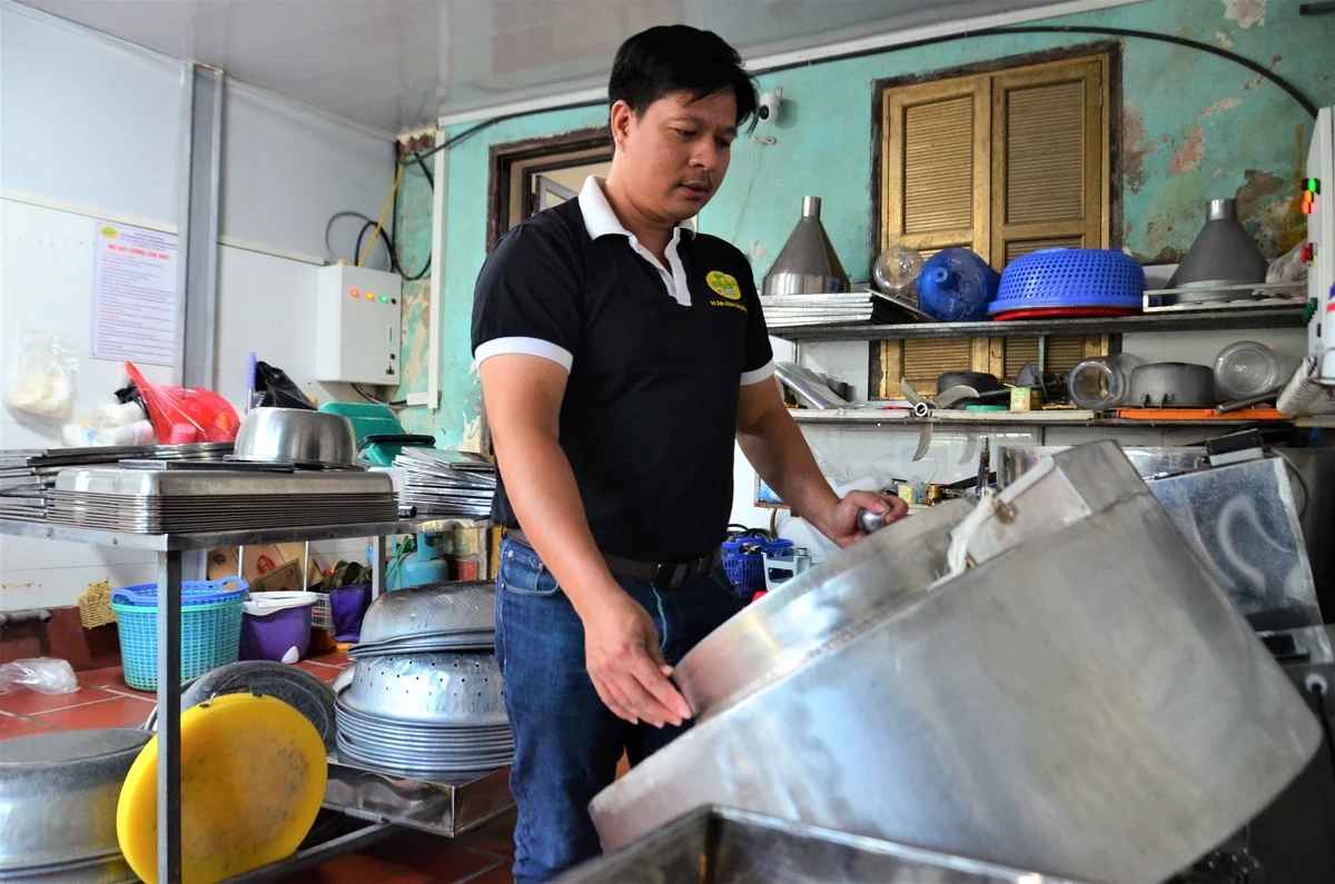 C:\Users\Admin\Desktop\Anh Lương Tiến Mạnh bên những dụng cụ chế biến chả..jpg