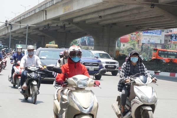 Hà Nội ngày nắng nóng gay gắt, chiều tối có lúc có mưa rào và dông, đêm không mưa.- Ảnh 1.