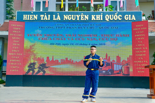 Quốc Oai: Tuyên truyền, trải nghiệm, thực hành kỹ năng phòng cháy chữa cháy và cứu nạn cứu hộ Quý II/2025 tại Trường THPT Phan Huy Chú- Ảnh 1.