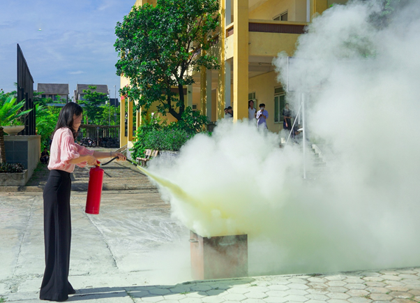 Quốc Oai: Tuyên truyền, trải nghiệm, thực hành kỹ năng phòng cháy chữa cháy và cứu nạn cứu hộ Quý II/2025 tại Trường THPT Phan Huy Chú- Ảnh 2.