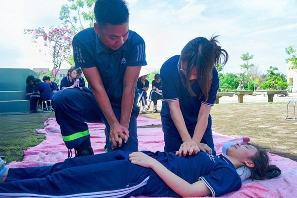Quốc Oai: Tuyên truyền, trải nghiệm, thực hành kỹ năng phòng cháy chữa cháy và cứu nạn cứu hộ Quý II/2025 tại Trường THPT Phan Huy Chú- Ảnh 4.