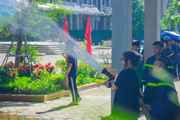 Quốc Oai: Tuyên truyền, trải nghiệm, thực hành kỹ năng phòng cháy chữa cháy và cứu nạn cứu hộ Quý II/2025 tại Trường THPT Phan Huy Chú- Ảnh 5.