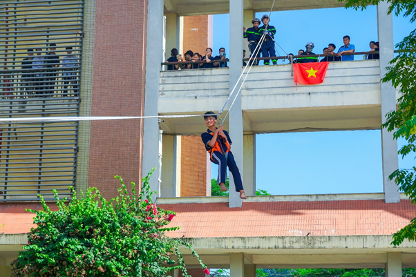 Quốc Oai: Tuyên truyền, trải nghiệm, thực hành kỹ năng phòng cháy chữa cháy và cứu nạn cứu hộ Quý II/2025 tại Trường THPT Phan Huy Chú- Ảnh 6.