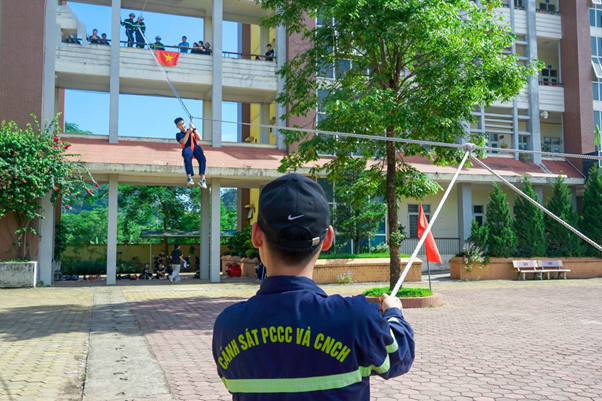 Quốc Oai: Tuyên truyền, trải nghiệm, thực hành kỹ năng phòng cháy chữa cháy và cứu nạn cứu hộ Quý II/2025 tại Trường THPT Phan Huy Chú- Ảnh 7.
