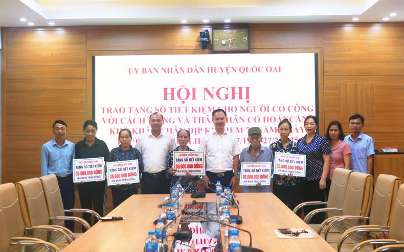 Quốc Oai trao tặng 5 sổ tiết kiệm cho các gia đình chính sách nhân dịp 78 năm ngày thương binh – liệt sĩ