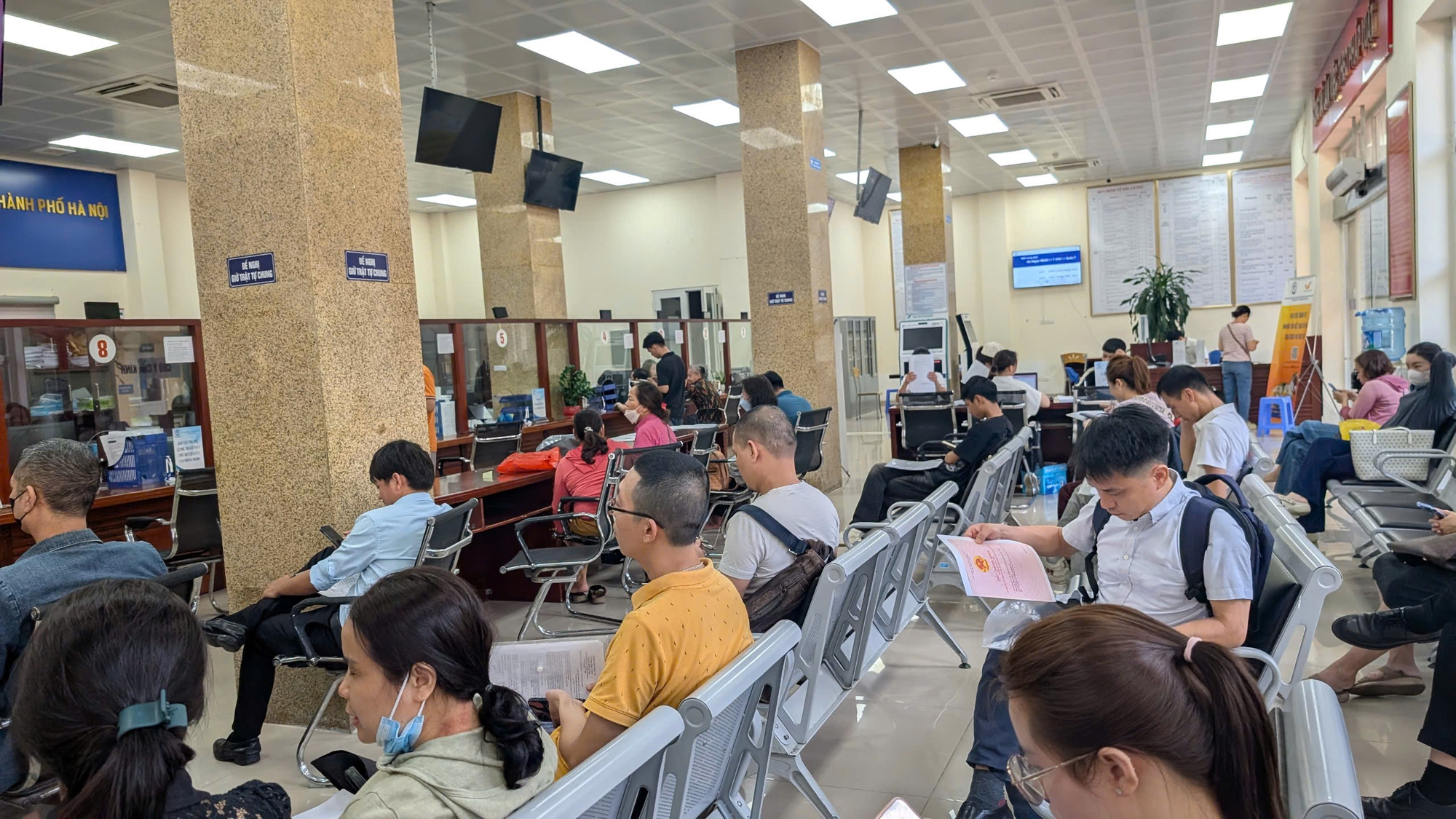 Hà Nội chuyển giao hơn 200 thủ tục hành chính thuộc thẩm quyền giải quyết của cấp huyện về cấp xã trong thời gian vận hành mô hình chính quyền địa phương hai cấp- Ảnh 2.