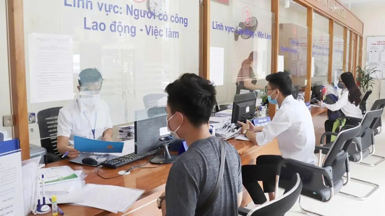 Hà Nội chuyển giao hơn 200 thủ tục hành chính thuộc thẩm quyền giải quyết của cấp huyện về cấp xã trong thời gian vận hành mô hình chính quyền địa phương hai cấp- Ảnh 3.