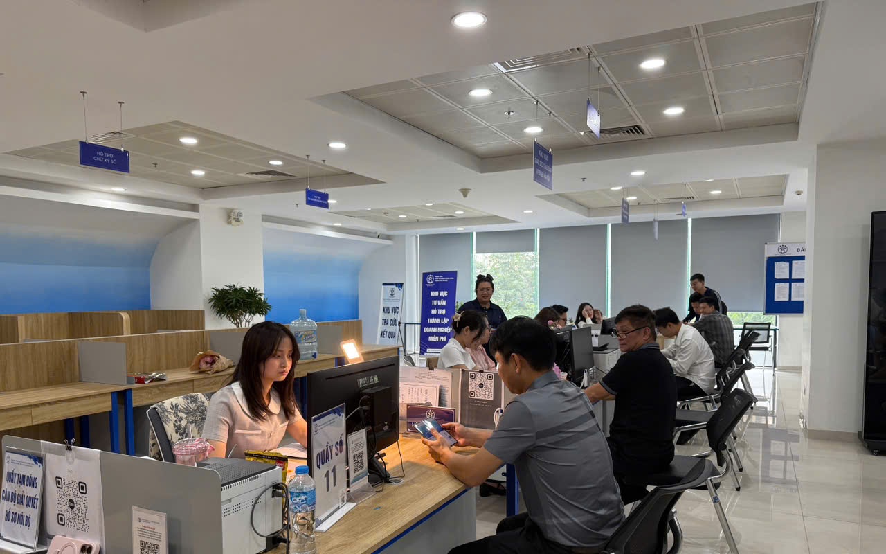 Hà Nội chuyển giao hơn 200 thủ tục hành chính thuộc thẩm quyền giải quyết của cấp huyện về cấp xã trong thời gian vận hành mô hình chính quyền địa phương hai cấp- Ảnh 1.