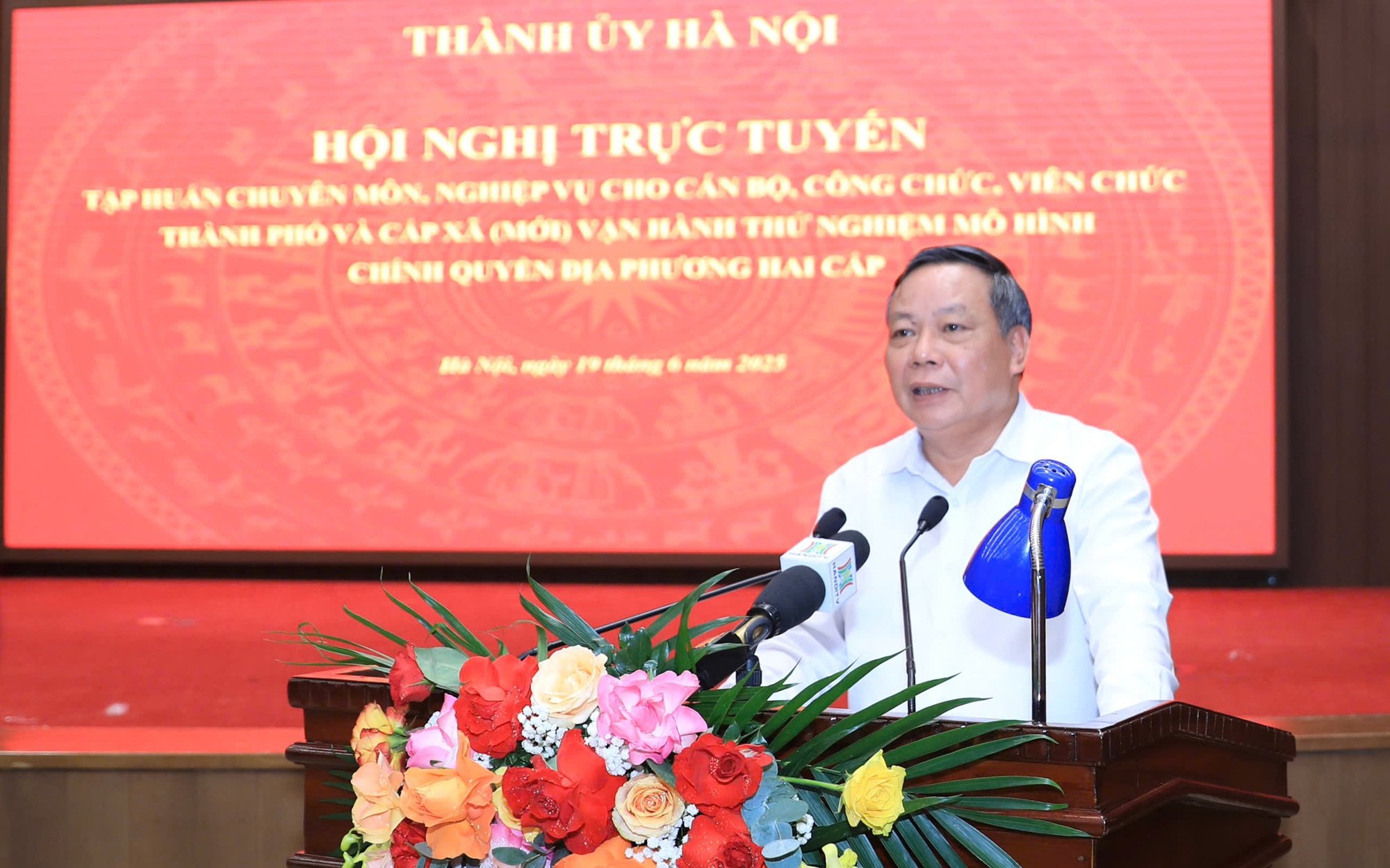 Phó Bí thư Thường trực Thành ủy Nguyễn Văn Phong phát biểu tại Hội nghị