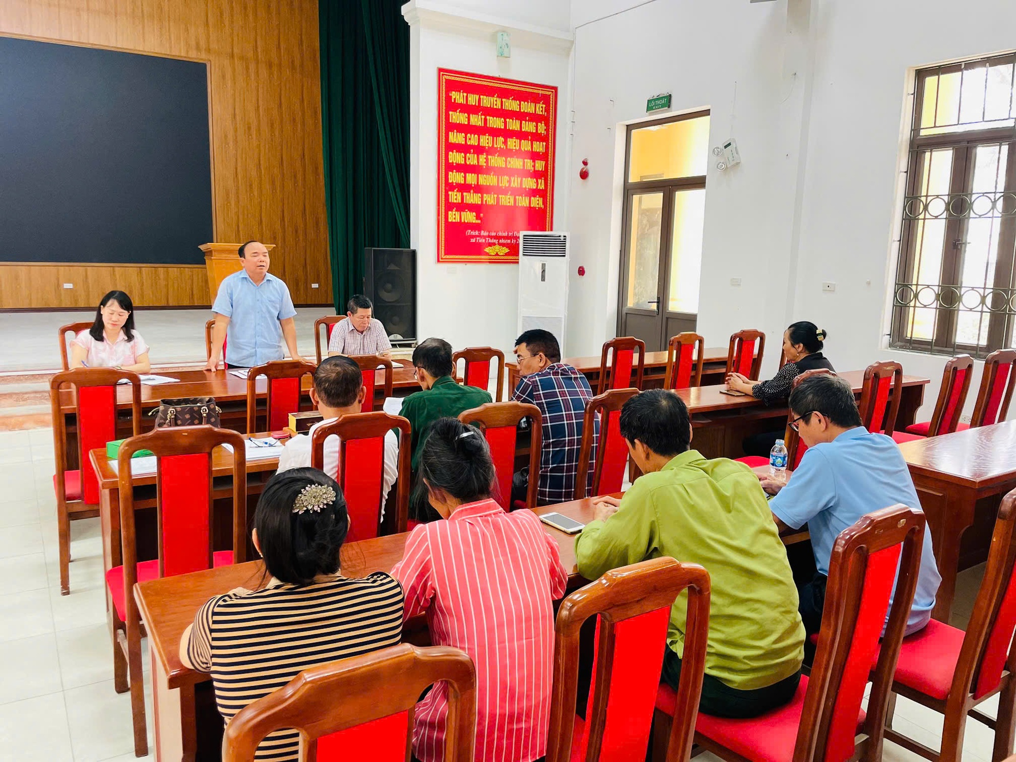 Thành viên Ban đại diện HĐQT NHCSXH huyện Mê Linh kiểm tra, giám sát các hoạt động tín dụng chính sách tại xã Tiến Thắng- Ảnh 1.